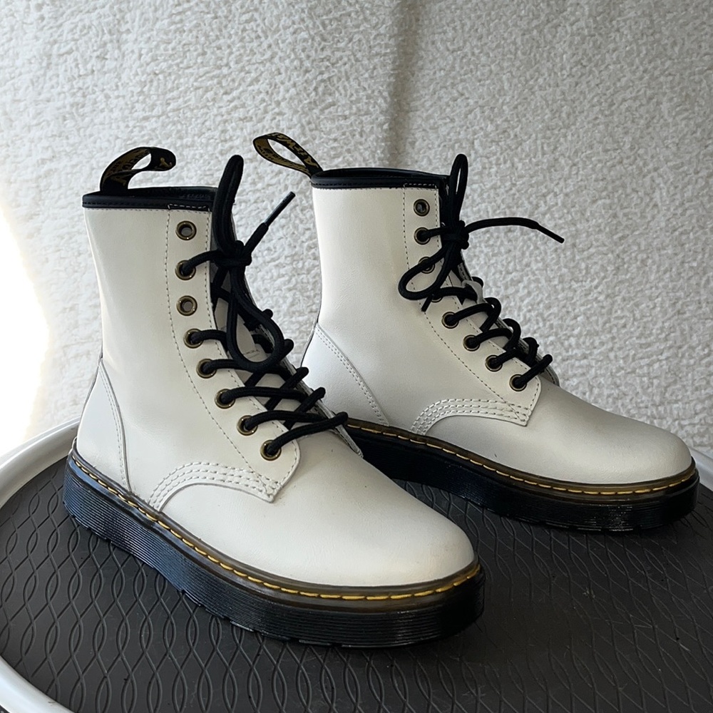Dr. Martens White Leather Lace-Up Ankle Boots with Black Soles size 6